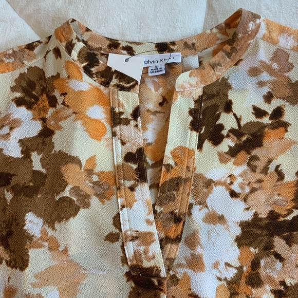 NWT Calvin Klein Floral blouse with flutter Sleeves - Picture 4 of 10